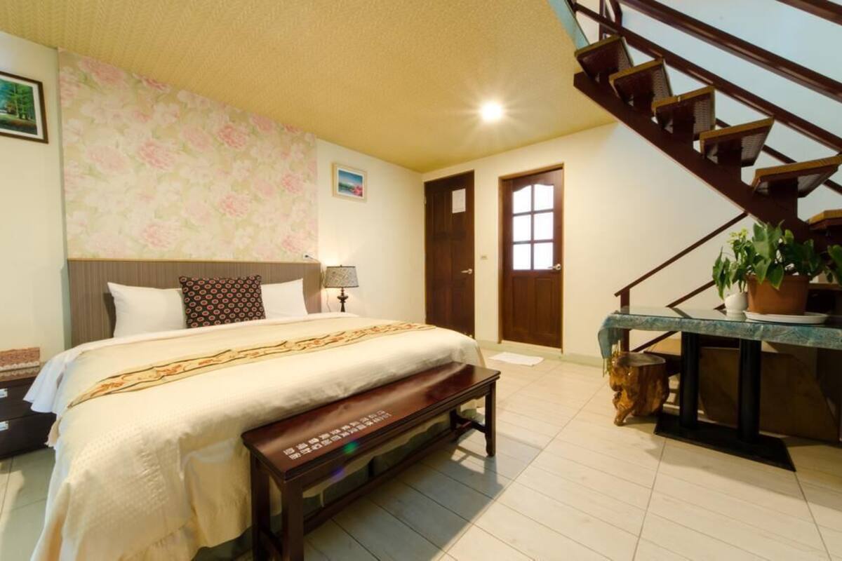 5 bedrooms, premium bedding, desk, soundproofing