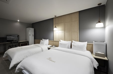 VIP Twin / Max 2 | Individually decorated, individually furnished, desk, soundproofing