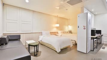 Kahden hengen deluxe-huone (kaksi sänkyä) | Yksilöllisesti sisustettu, yksilöllisesti kalustettu, työpöytä