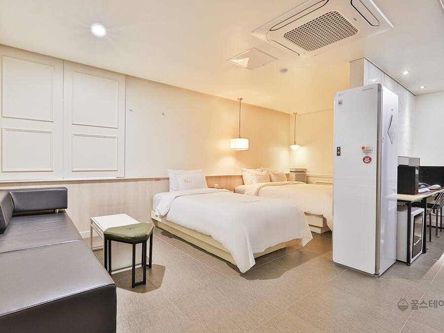 Phòng 2 giường đơn Deluxe | Trang trí khác biệt, trang bị nội thất với thiết kế riêng biệt, bàn
