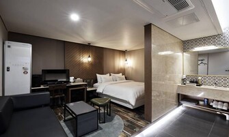 Decoración personalizada, muebles diferentes y escritorio 