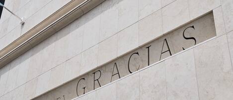 Fachada de edificio con la inscripción “HOTEL GRACIAS” grabada en una línea horizontal.