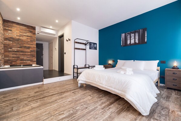 奢華套房 | 高級寢具、迷你吧、書桌、遮光布/窗簾