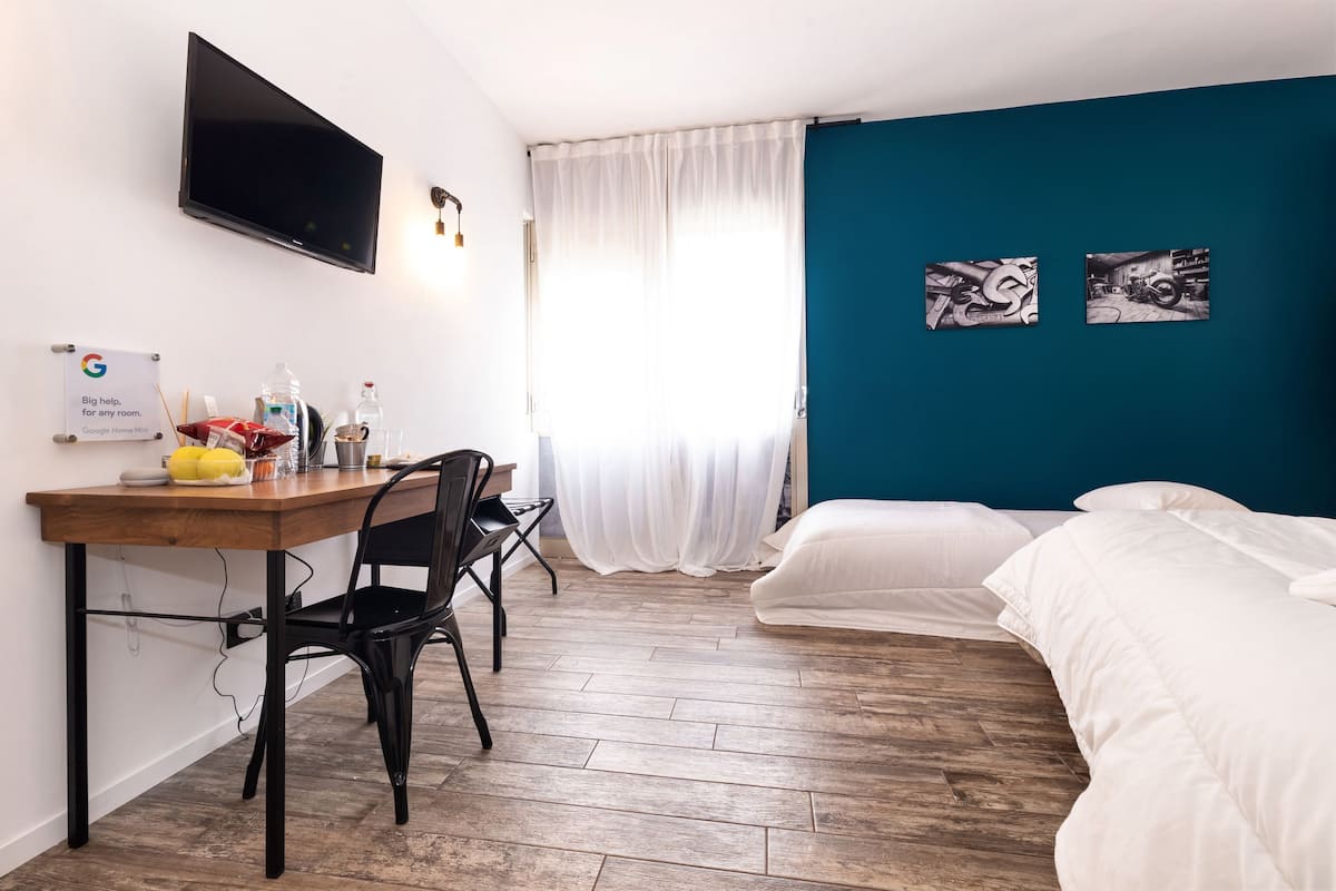 Classic Triple Room | 1 bilik tidur, peralatan tempat tidur premium, bar mini, meja