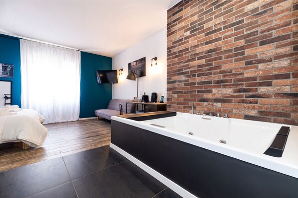 Luksussuite | Sengetøy av topp kvalitet, minibar, skrivebord og blendingsgardiner