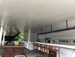 Frukost och lunch serveras, njut av de goda smakerna från lokala rätter.