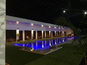 Hồ bơi ngoài trời 