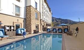 Piscine extérieure, chaises longues