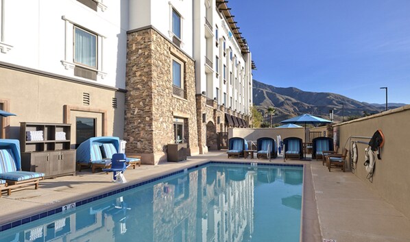 Piscine extérieure, accès possible de 7 h à 22 h, chaises longues