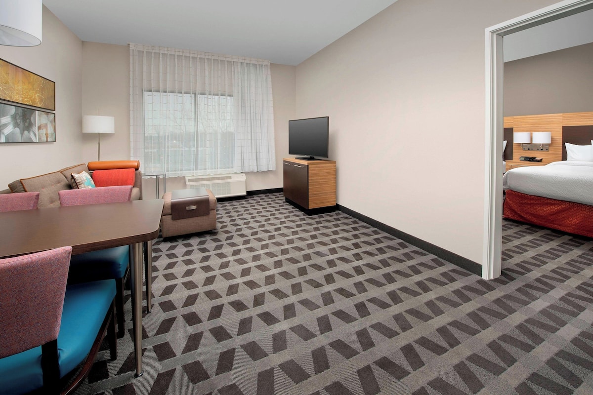 Suite, 1 Bedroom | Living area | 43-inch flat-screen TV with satellite channels, TV, Netflix