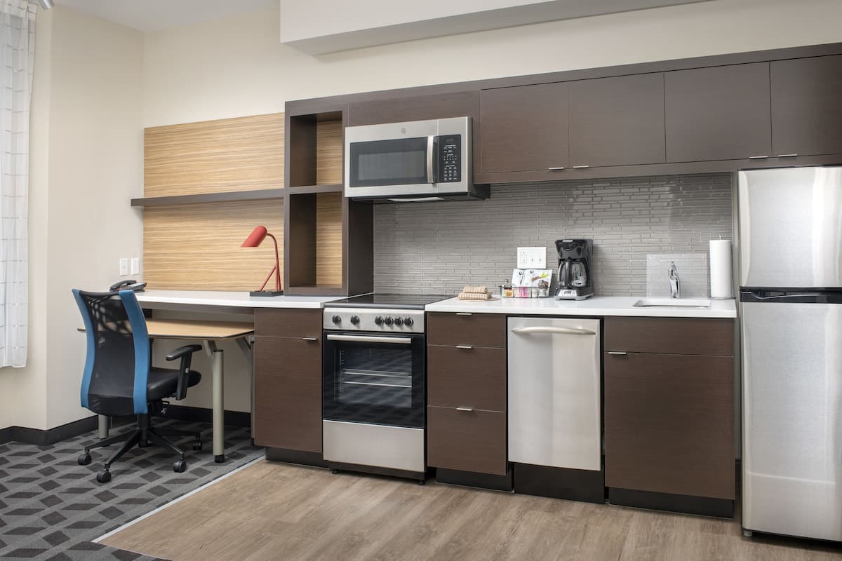 Full-size fridge, microwave, stovetop, dishwasher