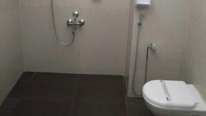 Deluxe Double Room, 1 Queen Bed, Accessible, Smoking | Bathroom - Venkat Presidency (Panvel)