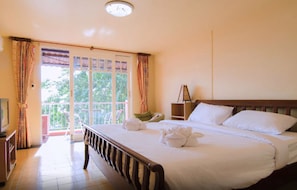 Blackout curtains, rollaway beds, free WiFi - Anda Orange Pier Guesthouse (Chalong)