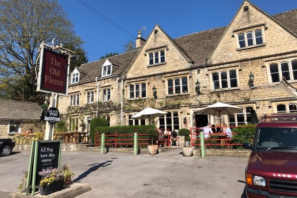 Perinteinen kivirakennus, jonka yläpuolella on kyltti, jossa lukee: »The Old Fleece» -pub.