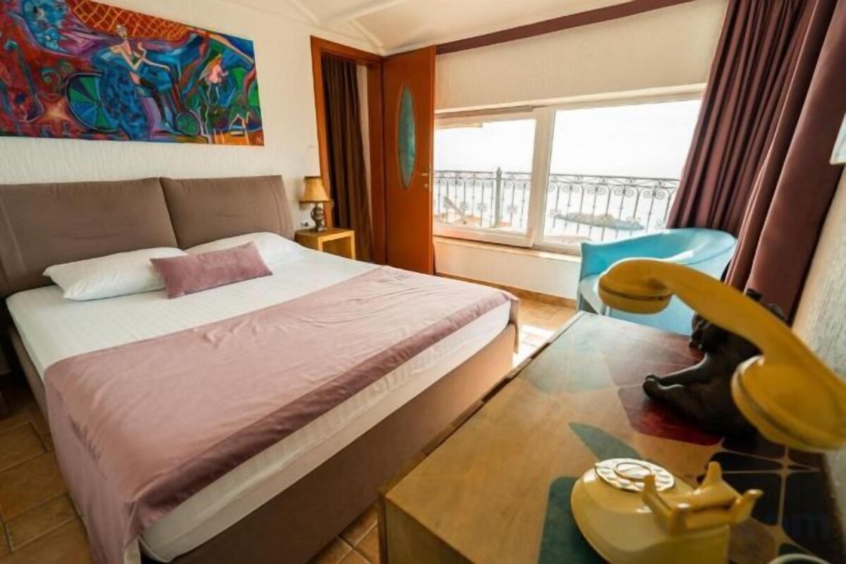 Hochwertige Bettwaren, Schreibtisch, schallisolierte Zimmer