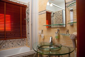 Panorama appartement, 3 slaapkamers, uitzicht op zee | Badkamer | Een douche, gratis toiletartikelen, een haardroger, handdoeken