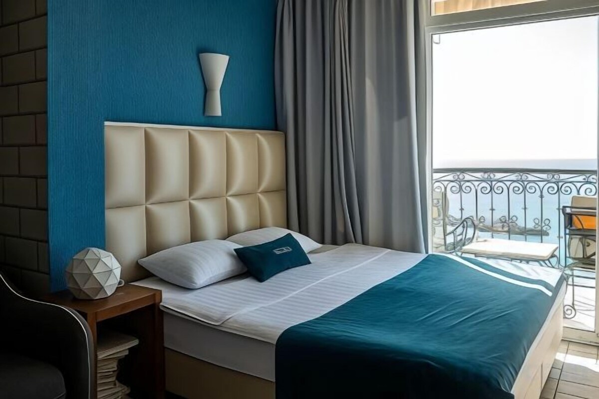 Luxe beddengoed, een bureau, geluiddichte muren, gratis babybedden