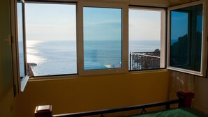 Apartemen Eksekutif, 3 kamar tidur, pemandangan laut | Seprai premium, meja kerja, kedap suara, dan tempat tidur bayi gratis