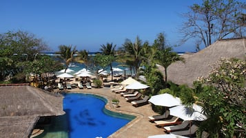 Piscine extérieure, parasols de plage, chaises longues