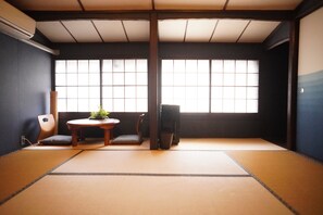 認定京町屋　檜風呂付き | 1 室のベッドルーム、デスク、ノートパソコン用作業スペース、アイロン / アイロン台