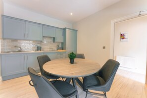 Appartement, salle de bains attenante | Restauration