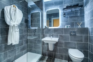 Habitación doble superior, baño en la habitación | Baño