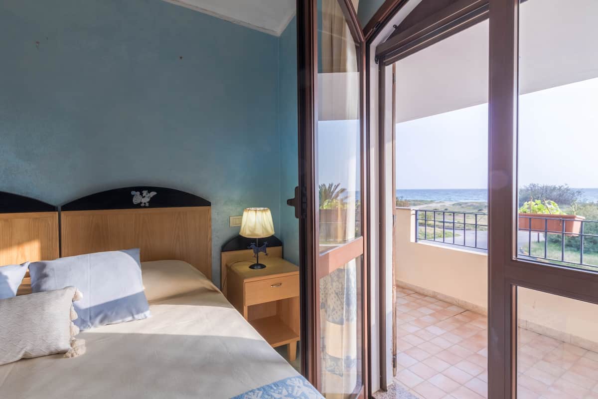 Superior tweepersoonskamer, balkon, uitzicht op zee | Een minibar, een kluis op de kamer, gratis wifi, beddengoed