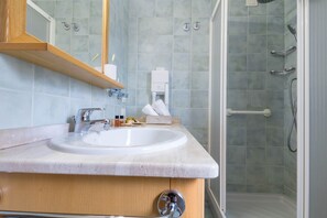 Comfort Double Room, Sea View | Bathroom | Shower, free toiletries, hair dryer, bidet - Hotel Villa del Mare (Sinnai)