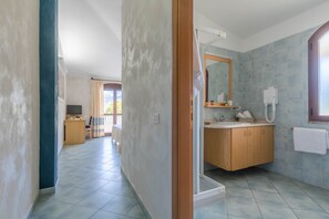 Superior tweepersoonskamer, balkon, uitzicht op zee | Een minibar, een kluis op de kamer, gratis wifi, beddengoed