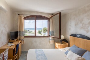 Comfort Double Room, Sea View | Minibar, in-room safe, free WiFi, bed sheets - Hotel Villa del Mare (Sinnai)