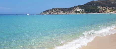 Una spiaggia nelle vicinanze, sabbia bianca