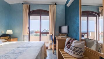 Habitación doble superior, balcón, vista al mar | Minibar, caja de seguridad en la habitación, wifi gratis y ropa de cama