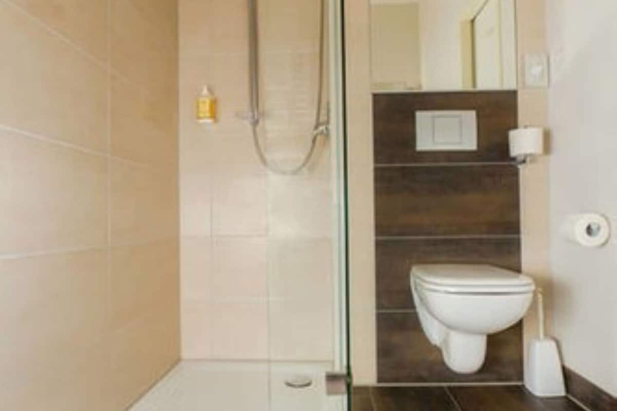 bathtub, free toiletries, hair dryer, towels