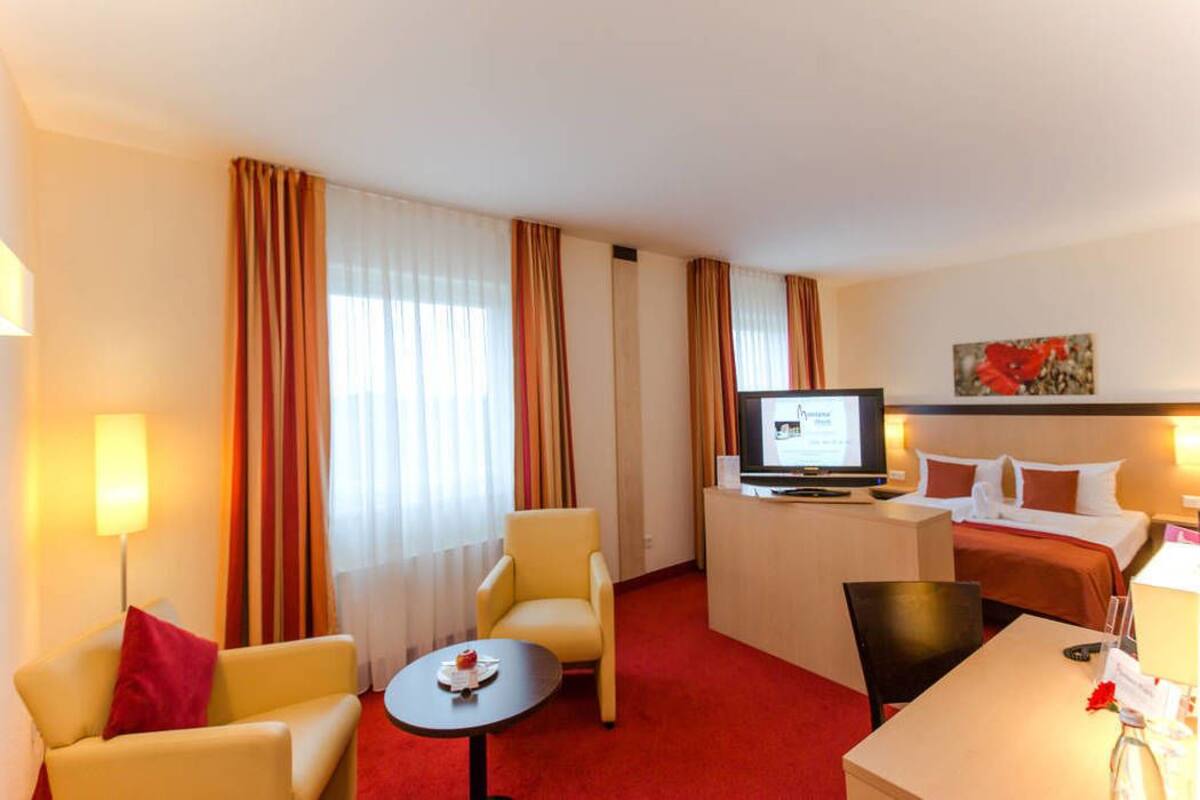 Suite | Desk, soundproofing, cribs (surcharge), rollaway beds (surcharge)