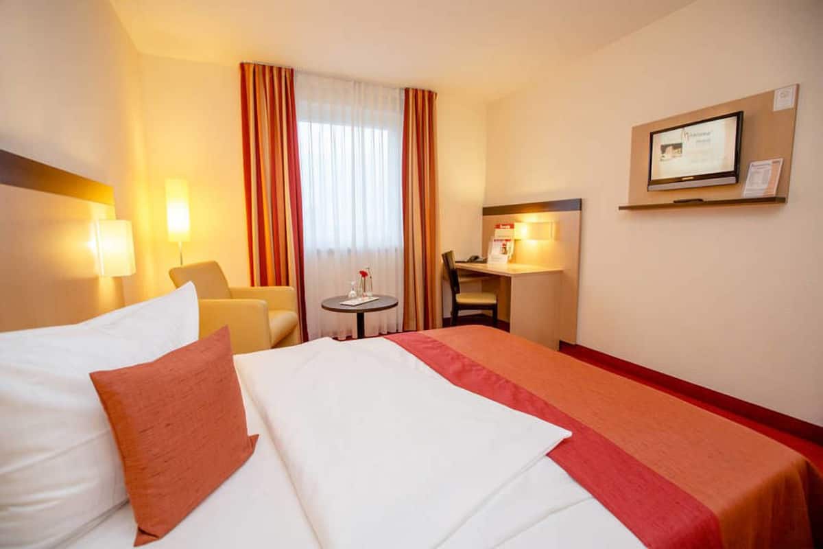 1 bedroom, desk, soundproofing, cots/infant beds