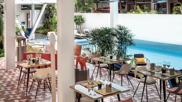 Café da manhã inglês todos os dias (USD 14.13 por pessoa)