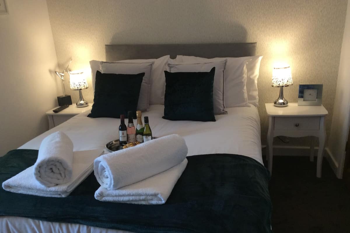 Superior Suite, Ensuite (Harlech Suite ) | 1 bedroom, individually decorated, individually furnished