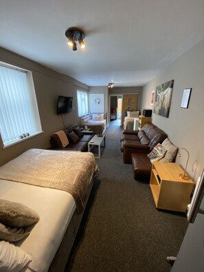 Suite, accessible aux personnes à mobilité réduite, salle de bain attenante (Caernarfon Suite) | 2 chambres, décor unique, ameublement unique, fer et planche à repasser