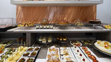 Desayuno buffet diario (EUR 15 por persona)