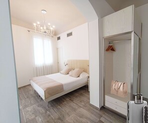 Deluxe Room, 1 Queen Bed, Non Smoking, Balcony (Converts to 2 Twin Beds) | Minibar, in-room safe, desk, soundproofing