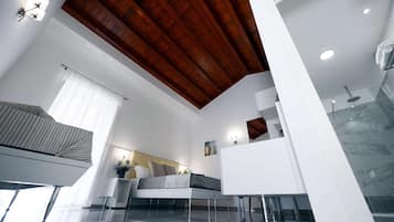Minibar, caja de seguridad en la habitaciĂłn y escritorio