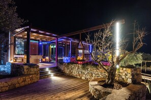 Exclusive Chalet | Living area | 40-inch flat-screen TV with satellite channels, pay movies