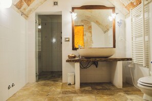 Junior Suite | Bilik Mandi | Kelengkapan dandanan diri percuma, pengering rambut, selipar, bidet 