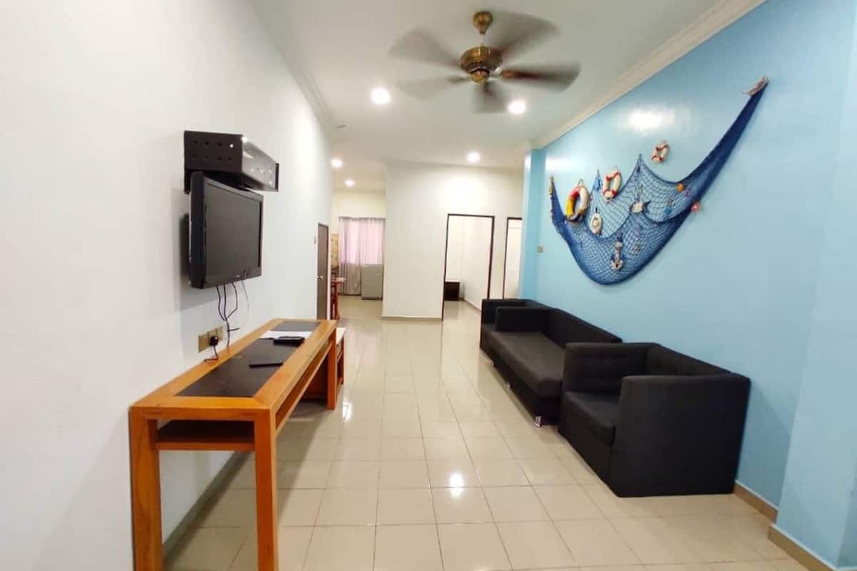Apartment, 3 Bedrooms, 2 Bathrooms | Living area | TV