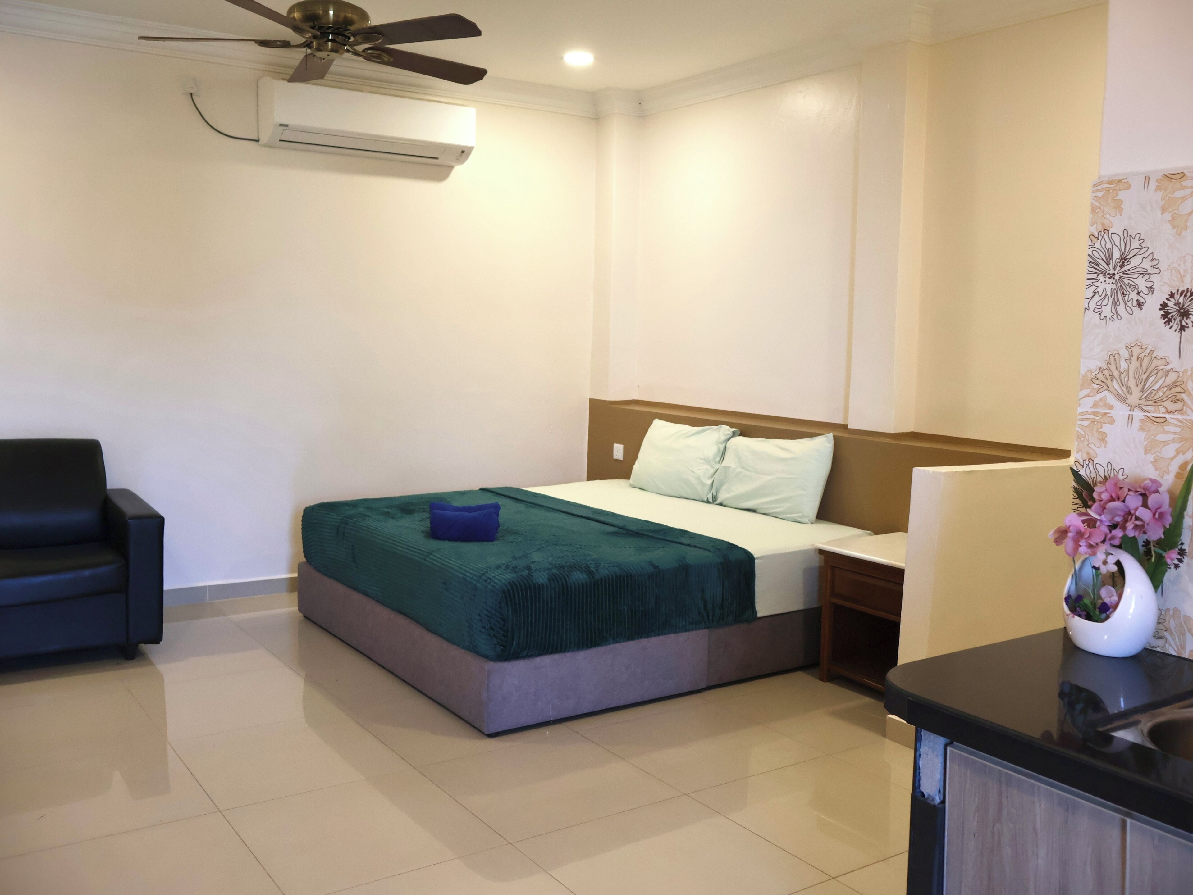 1 kamar tidur, minibar, meja kerja, dan kedap suara