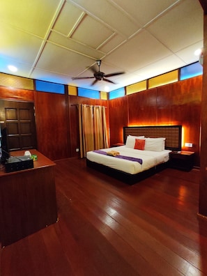 Design Room (Wooden) | 1 bilik tidur, bar mini, meja, kalis bunyi