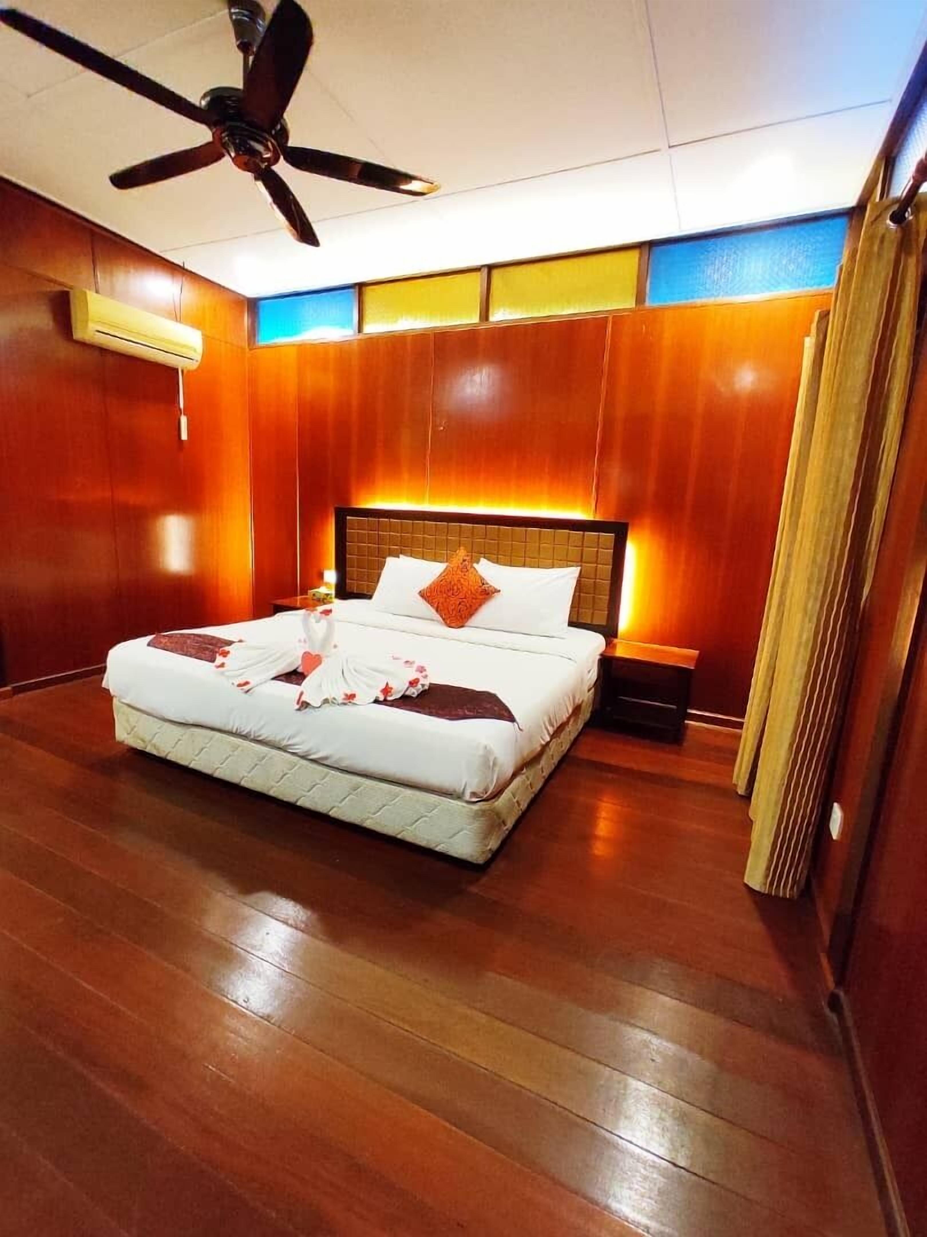 Kamar Desain (Wooden) | 1 kamar tidur, minibar, meja kerja, dan kedap suara