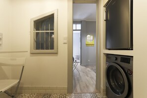 Appartement, 2 chambres, cuisine | Cuisine privée | Réfrigérateur, micro-ondes, four, plaque de cuisson