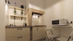 Cafetera/tetera, refrigerador, microondas, horno