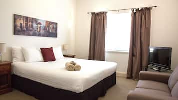 Decoración personalizada, muebles diferentes y cortinas blackout